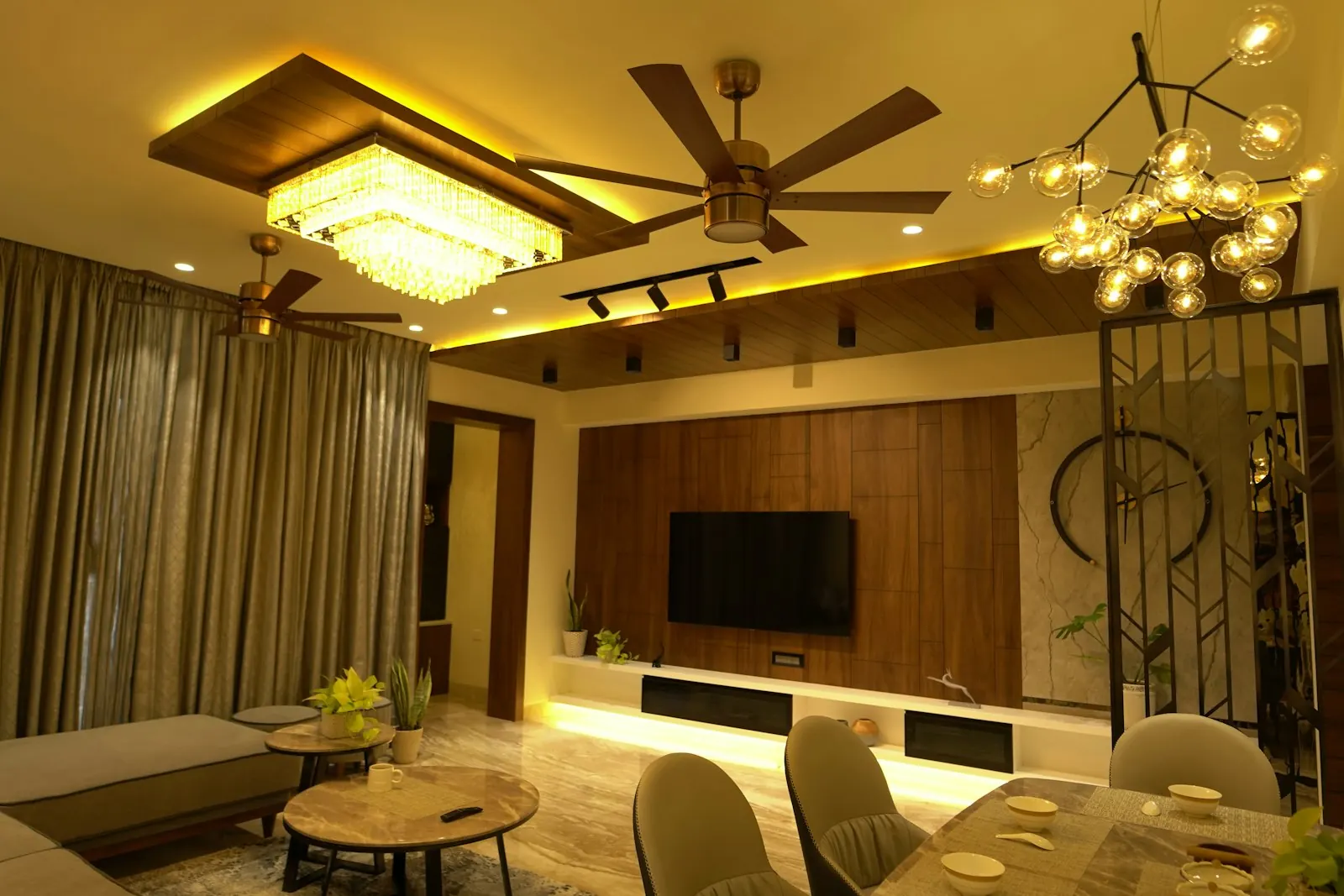 Ventilador de teto moderno em ambiente interno com iluminação natural e sensação de conforto térmico